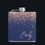 Monogramm des Navy Blue Blink Rose Rose Glitzer Flachmann<br><div class="desc">Rose Gold - Blush Pink und Navy Blue Imitate Foil Metallic Sparkle Glitzer Monogram Name und Initial Party Flask. Das macht den perfekten 16 Geburtstag,  Hochzeit,  Brautparty,  Jubiläum,  Babydusche oder Junggeselinnen-Abschied Geschenk für jemanden,  der Lieben glamourösen Luxus und schicke Stile.</div>