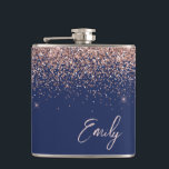 Monogramm des Navy Blue Blink Rose Rose Glitzer Flachmann<br><div class="desc">Rose Gold - Blush Pink und Navy Blue Imitate Foil Metallic Sparkle Glitzer Monogram Name und Initial Party Flask. Das macht den perfekten 16 Geburtstag,  Hochzeit,  Brautparty,  Jubiläum,  Babydusche oder Junggeselinnen-Abschied Geschenk für jemanden,  der Lieben glamourösen Luxus und schicke Stile.</div>