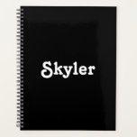 Monogramm des niedlichen Schwarz-weißen individuel Planer<br><div class="desc">Niedliche Schwarz-Weiß-individuelle Name Jahr Nummer monogramm einfache elegante benutzerdefinierte Agenda,  Planner. Benutzerdefinierter weißer Text auf schwarz festem Hintergrund. Sie können ihn mit Ihrem Namen,  Monogramm,  Initialen,  Jahr oder benutzerdefinierten Text anpassen.</div>