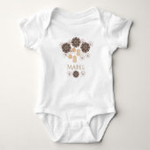 Monogramm des personalisierten Boho-Floral-Girls Baby Strampler (Vorderseite)