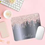 Monogramm des rosa Glitzer mit Silberblüte Mousepad<br><div class="desc">Ein elegantes, gürtelndes und gläsernes Mauspad. Ein dunkles Imitat silber Hintergrund. Dekoriert mit rosafarbenen, glitzernden Imitaten Glitzer Tropfen, Farbe Tropflook. Ein bisschen Alltag Luxus und Glücksspiel. Personalisieren Sie Ihren Namen und fügen Sie ihn hinzu. Der Name ist mit einem modernen handgeschriebenen Stilskript geschrieben. Rose goldfarbene Buchstaben. Um die Swashes behalten,...</div>