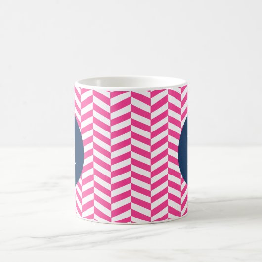 Monogramm des rosa Herringbone-Musters Kaffeetasse (Mittel)