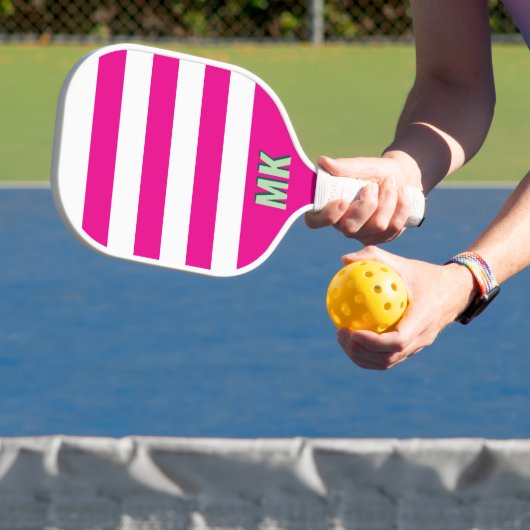 Monogramm des rosa und weißen Streifens Pickleball Schläger (InSitu)