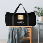 Monogramm des schwarzen Firmenlogos Duffle Bag<br><div class="desc">Schwarzer Hintergrund,  weißer und grauer Text. Personalisieren und fügen Sie Ihr Firmenlogo,  Vorname,  Monogramm-Initialen und vollständigen Namen hinzu.</div>