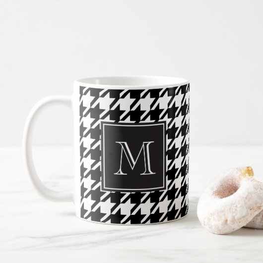 Monogramm des schwarzen Hahnentrittmusters Kaffeetasse (Mit Donut)