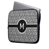 Monogramm des Single auf Schwarz-Weiß-Hexagonen Laptopschutzhülle (Vorderseite Links)