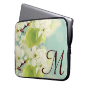 Monogramm des weißen Kirschblossom Flow 15" Notebo Laptopschutzhülle (Vorderseite Links)