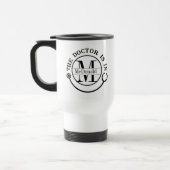 Monogramm Doctor ist in Travel Mug Reisebecher (Links)