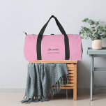 Monogramm Duffle Bag<br><div class="desc">Ein hellrosa Hintergrund, schwarzer und goldener Text. Personalisieren und fügen Sie Ihren Vornamen, Monogramm-Initialen und vollständigen Namen.</div>