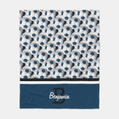 Monogramm-dunkelblaues schwarzes Fußball-Muster Fleecedecke (Vorderseite)