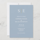 Monogramm Dusty Blue in einer Hochzeit Einladung (Vorderseite)