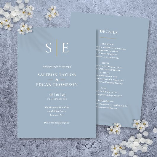 Monogramm Dusty Blue in einer Hochzeit Einladung