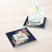 Monogramm Eleganfarbene Rose Floral Botanisch Glasuntersetzer (Schrägansicht)