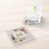 Monogramm Eleganfarbene Rose Floral Botanisch Glasuntersetzer (Schrägansicht)