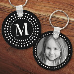 Monogramm erste Foto Retro Radialpunkte schwarz Schlüsselanhänger<br><div class="desc">Keyring mit dem Monogramm-Initial in einem weißen radialen Punktrahmen auf schwarzem Hintergrund und einem benutzerdefinierten Foto auf der Rückseite.</div>