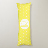Monogramm erste hellgelbe weiße Polka-Punkte Seitenschläferkissen (Rückseite (Vertikal))