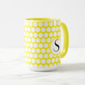 Monogramm erste hellgelbe weiße Polka-Punkte Tasse (VorderseiteRechts)
