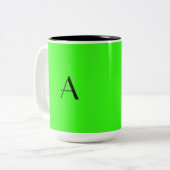 Monogramm erstes farbiges, leuchtendes Neon-grünes Zweifarbige Tasse (Vorderseite Links)