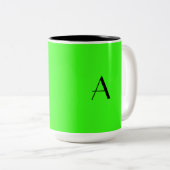Monogramm erstes farbiges, leuchtendes Neon-grünes Zweifarbige Tasse (VorderseiteRechts)