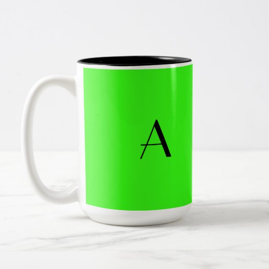 Monogramm erstes farbiges, leuchtendes Neon-grünes Zweifarbige Tasse (Links)