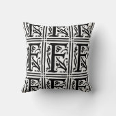 Monogramm F Initial Black and White Floral Pattern Kissen (Rückseite)