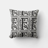 Monogramm F Initial Black and White Floral Pattern Kissen (Vorderseite)