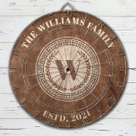 Monogramm Familienname Vintages Wappen Dartscheibe<br><div class="desc">Ein cooles Monogramm Wappen-Dartboard,  personalisiert mit Ihrem Namen und festem Datum. Ideal für einen Familiensaal oder eine Männerhöhle. Entworfen für Sie von BlackBerry Boulevard.</div>