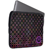 Monogramm farbenfrohe Kreise auf schwarzem Hinterg Laptopschutzhülle (Vorne Rechts)