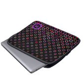 Monogramm farbenfrohe Kreise auf schwarzem Hinterg Laptopschutzhülle (Vorne Knopf)