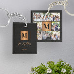 Monogramm-Foto-Collage Schlüsselanhänger<br><div class="desc">Stilvoll moderner mit Monogramm Initial- und Signaturskriptfamilie personalisierter,  benutzerdefinierter 8-Foto-Raster-Collage-Sake-Schlüsselanhänger mit einem vergoldeten Imitat-Kupferquadrat aus Metall mit Anfangsbuchstaben auf einer Seite und 8 Fotos auf der Rückseite aus elegantem schwarzem Leder (DRUCKTE TEXTURE).</div>