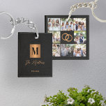 Monogramm-Foto-Collage Schlüsselanhänger<br><div class="desc">Stilvoll moderner mit Monogramm Initial- und Signaturskriptfamilie personalisierter,  individueller 8-Foto-Raster-Collage-Sake-Schlüsselanhänger mit einem Imitat metallisches goldenes Kupferquadrat mit Anfangsbuchstaben auf einer Seite und 8 Fotos mit Hochzeitsringen auf der Rückseite über einen eleganten schwarzen Lederhintergrund (DRUCKTE TEXTURE).</div>