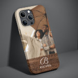Monogramm Foto Holzkörner Holzkörner Personalisier Case-Mate iPhone Hülle<br><div class="desc">Monogram Foto Holzkörner Holzfaser Personalisiert Name iPhone Cases enthält Ihr Lieblings-Foto mit Ihrem personalisierten Namen und Monogramm auf einem hölzernen Akzent. Personalisieren Sie den Text durch Bearbeiten in den bereitgestellten Textfeldern. Entworfen von ©Evco Studio www.zazzle.com/store/evcostudio</div>