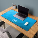 Monogramm für das blaue cyan Geometric Mesh Patter Schreibtischunterlage<br><div class="desc">Monogram Personalize mit Ihrem benutzerdefinierten Initial und Namen. Einzigartige coole Schreibtischmatte für Büro,  Zimmer,  Arbeit,  menschliche Höhle,  Spielzimmer...  Blaues geometrisches Mesh Muster. Subtile moderne Design Elegante und coole Dreieck geometrische Mesche Gradienten.</div>