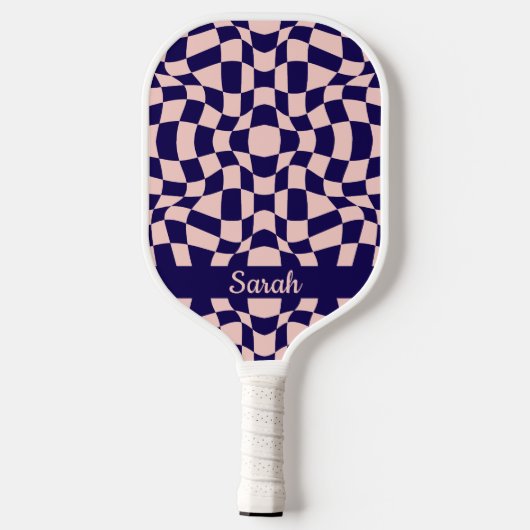 Monogramm für das blaue und rosa Wavy-Checkerboard Pickleball Schläger (Rückseite)