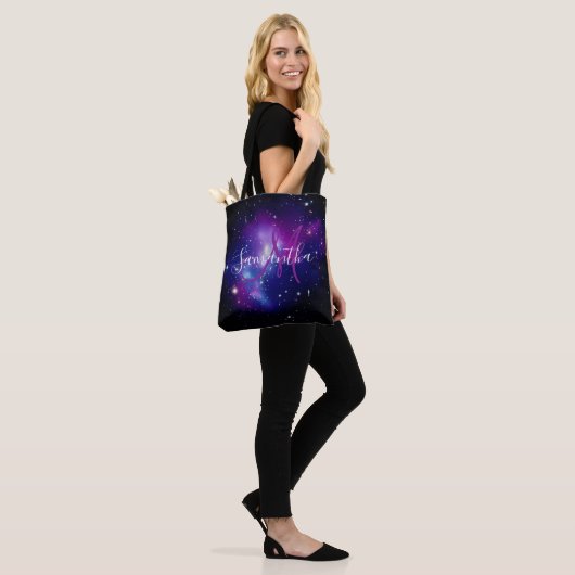 Monogramm für das lila Himmelsraum-Foto Tasche (Am Model)