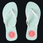 Monogramm für den griechischen Korallenschlüssel Badesandalen<br><div class="desc">Maßgeschneiderte,  bedruckte Flop-Sandalen mit einem stilvollen,  modernen griechischen Schlüsselmuster und einem eigenen Monogramm oder einem anderen Text in einem Kreisrahmen. Klicken Sie auf Anpassen,  um Schriftart und Farben zu ändern oder eigene Bilder hinzuzufügen,  um ein einzigartiges Design zu erstellen!</div>