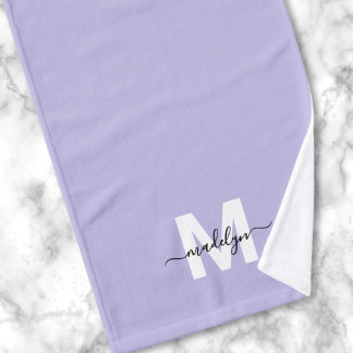 Monogramm für den lila Skriptnamen Handtuch