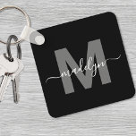 Monogramm für den Schwarz-weißen Namen Schlüsselanhänger<br><div class="desc">Erstellen Sie Ihren eigenen stilvollen, modernen Schlüsselanhänger in Schwarz und Weiß. Dieser elegante, quadratische Schlüsselanhänger verleiht Ihren Alltagsessentiellen eine moderne und personalisierte Touch. Das Design verfügt über ein fett graues Monogramm, das zunächst auf einem soliden schwarzen Hintergrund zentriert ist, wobei Ihr Name in einem eleganten weißen Skript darüber liegt. Das...</div>