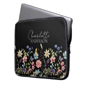 Monogramm für die Bezeichnung der schwarzen Wildbl Laptopschutzhülle (Vorderseite Links)