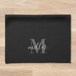 Monogramm für die Personalisierte schwarze Familie Geschirrtuch<br><div class="desc">Modernes,  modernes,  schwarzes Küchenhandtuch mit personalisiertem Familiennamen Monogramm in moderner Handkalligraphie.</div>