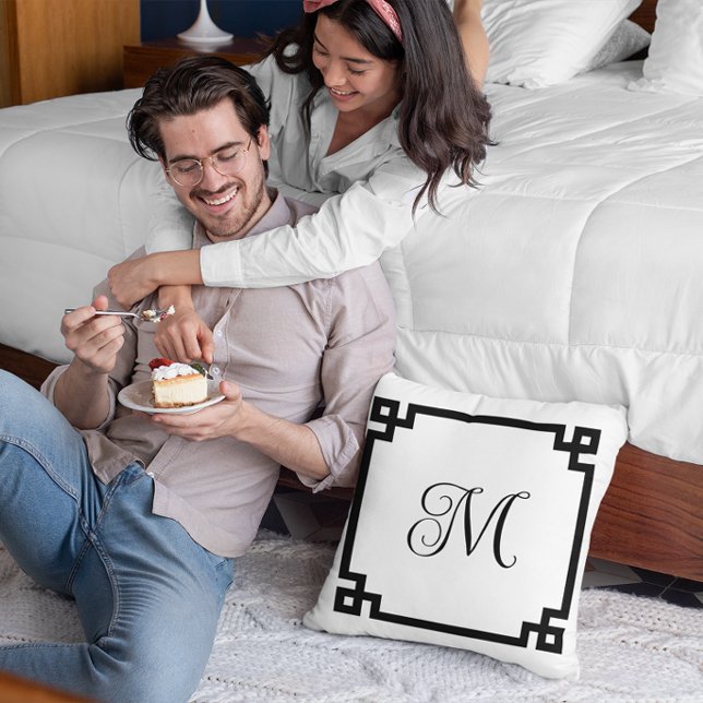 Monogramm für die schwarze griechische Schlüsselgr Kissen (Create your own monogrammed Greek Key border square throw pillow.)