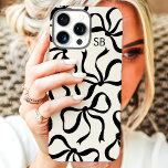 Monogramm für Elfenbein und Schwarzer Bogen iPhone 16 Pro Max Hülle<br><div class="desc">Dress up your phone in style mit diesem schicken und trendigen Elfenbein und schwarzen Handy Gehäuse! Mit einem spielerischen Muster von handgezeichnet Bögen und personalisiert mit Ihrem Monogramm ist dieser Fall die perfekte Mischung aus Mode und Funktion. Aus langlebigen Materialien gefertigt, um Ihr Telefon vor alltäglichen Stößen und Kratzern zu...</div>