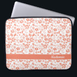 Monogramm für Girly Coral Peach Tropical Blume Laptopschutzhülle<br><div class="desc">Girly Coral Peach Tropical Blume Monogramm Laptop-Sieb. Einfach mit Text,  Schriftart und Farben anpassen. Erstellt von Zazzle pro Designer BK Thompson exklusiv für Cedar und String; bitte kontaktieren Sie uns,  wenn Sie Hilfe beim Design benötigen.</div>