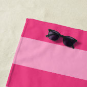Monogramm für Girly Pink Strip-Skriptnamen Strandtuch (Beispiel)