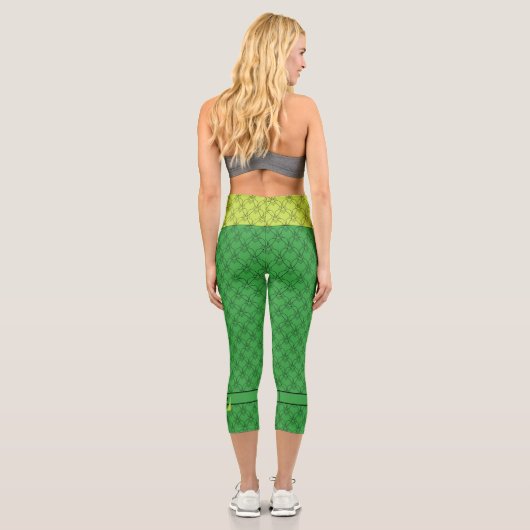 Monogramm für grüne Herzen und eigener Name Capri Leggings (Rückseite)