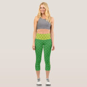 Monogramm für grüne Herzen und eigener Name Capri Leggings (Vorderseite)