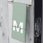 Monogramm für grünen Namen Geschirrtuch<br><div class="desc">Custom Sage Green Monogram Name Kitchen Handtuch. Mit diesem eleganten Handtuchdesign fügen Sie Ihrer Küche eine stilvolle persönliche Touch hinzu. Der Hintergrund ist ein weiches Salbei grün, gepaart mit knackigen weißen Schriftzeichen für den Anfang und einem fett schwarzen Namen in fließendem Drehbuch über die Vorderseite. Es ist sowohl praktisch als...</div>