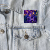 Monogramm für lila und blaues Laternenglühen Button (Beispiel)