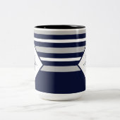 Monogramm für nautische, moderne blaugraue Streife Zweifarbige Tasse (Mittel)