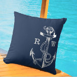 Monogramm für Navy Blue Ship Nautical Anchor & Rop Kissen<br><div class="desc">Trendy marineblaue Schiff nautical & rope Monogramm Kissen. Schiffsanker mit Seilmonogramm-Emblem auf dem Eckteil des Kissens für moderne nautische Design. Auf der Rückseite befindet sich ein modernes,  trendiges Marinebau mit weißem Streifen. Illustrationen handgezeichnet Kunstwerke von Moodthology.</div>